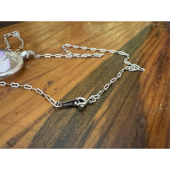 Vintage AVON Silvertone White Pink Purple HIBISCUS FLOWER Cameo Pendant Necklace - Picture 15 of 15